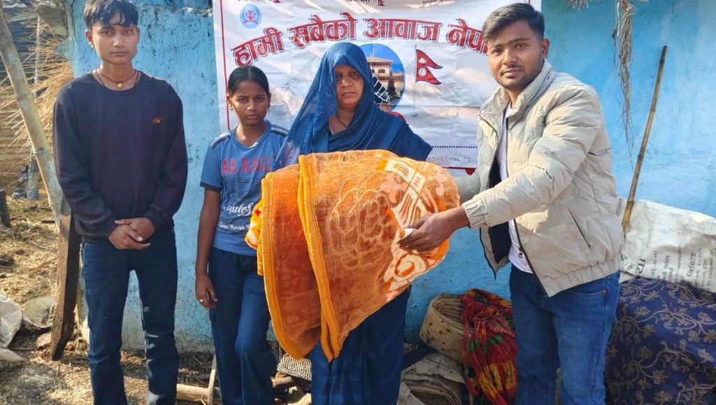गोदैता–१२, मधुवनी टोलमा आगलागी पीडित परिवारलाई ‘हामी सबैको आवाज नेपाल’द्वारा सहयोग