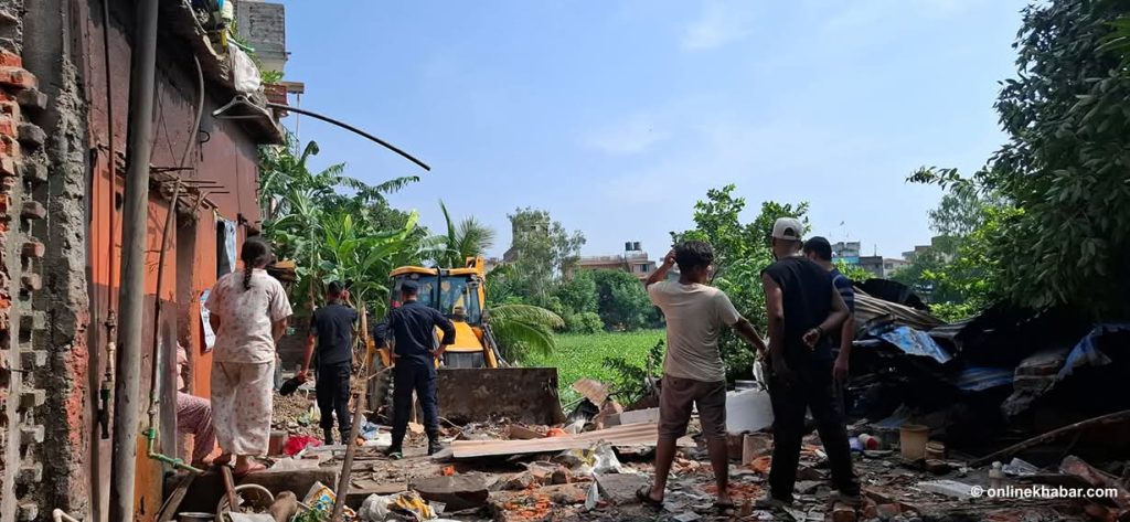 जनकपुरको अतिक्रमित गुठी जग्गामा डोजर चल्न थाल्यो